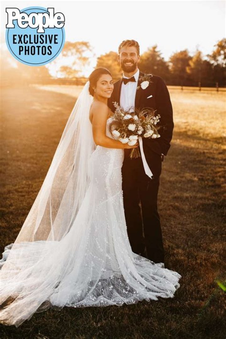 Is Lauren Daigle Married? Husband And Her Dating History - SarkariResult